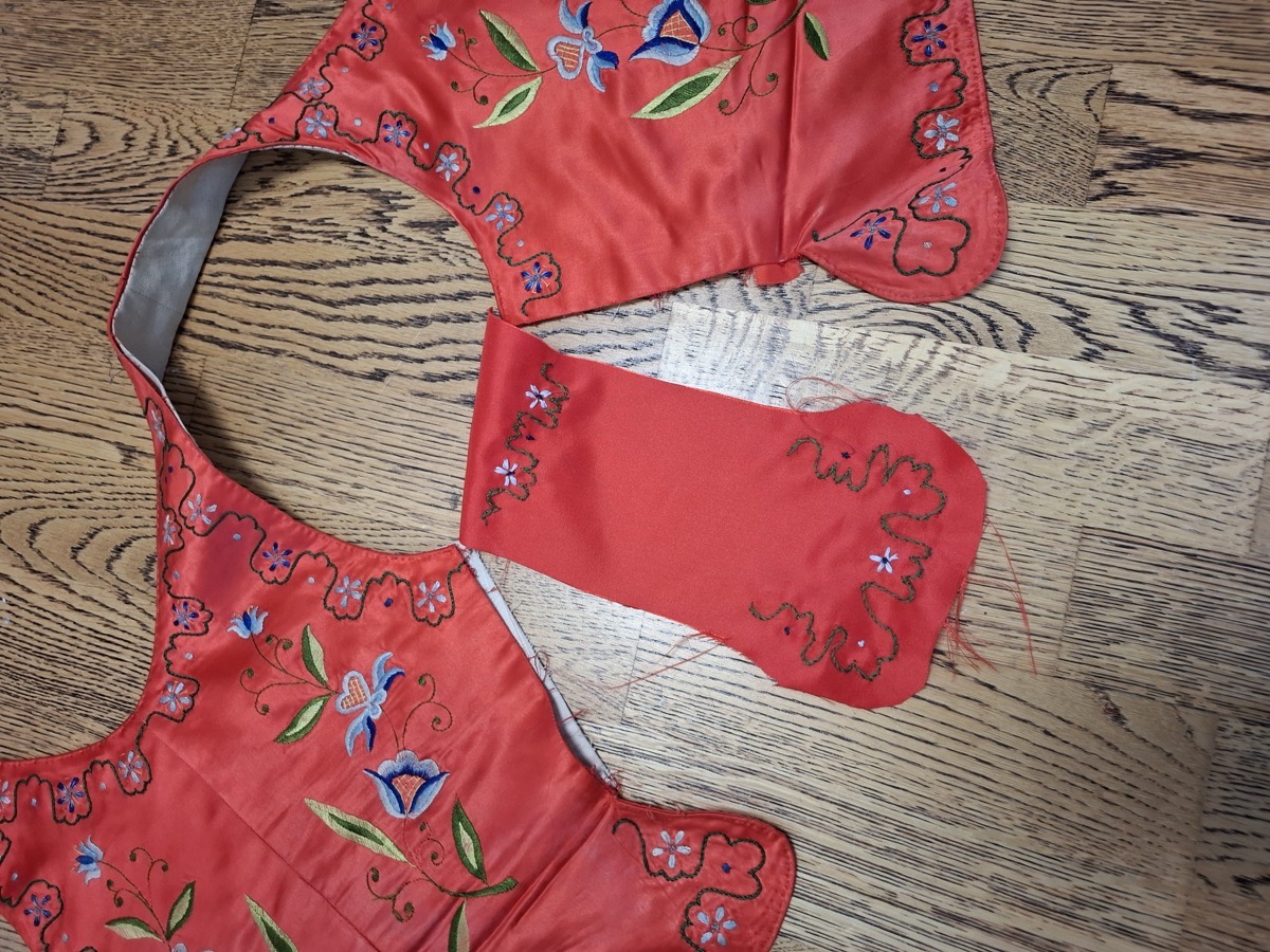 Broderat folkdräktsliv under renovering med nya delar tillskurna
