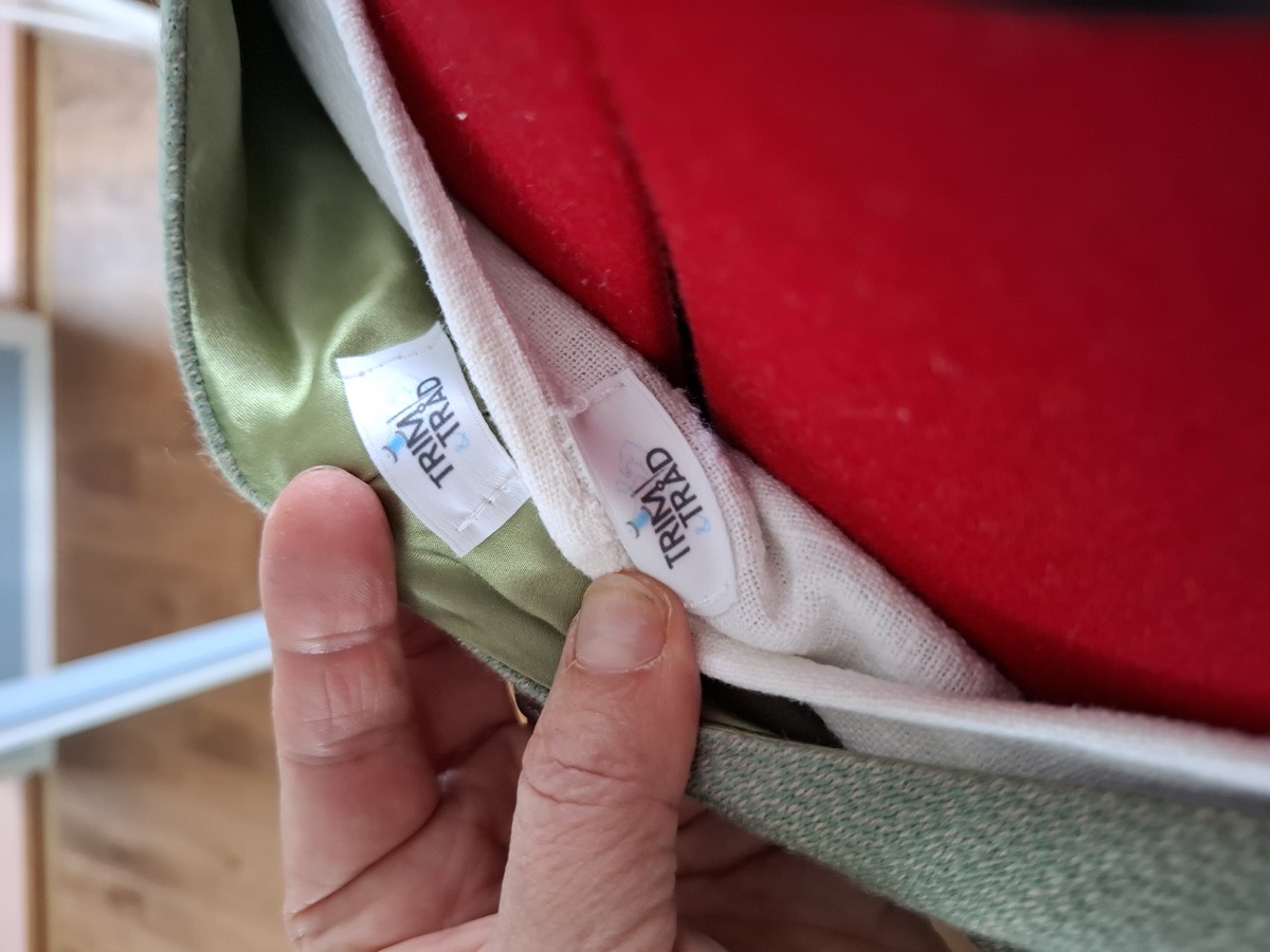 Insydd Trim och Tråd-etikett i ett färdigsytt plagg